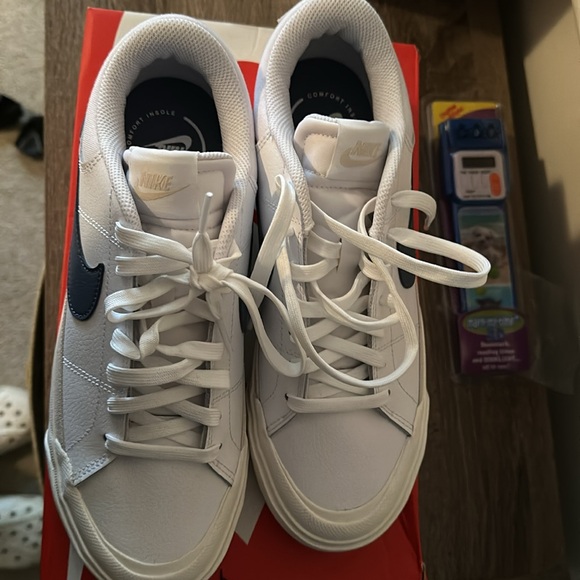 Woman’s court legacy lift NIKE sneaker size 9 Blue swoosh - Picture 2 of 7
